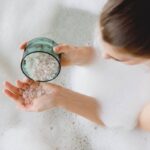 Baie cu sare grunjoasă și oțet: de ce este recomandată și ce beneficii aduce