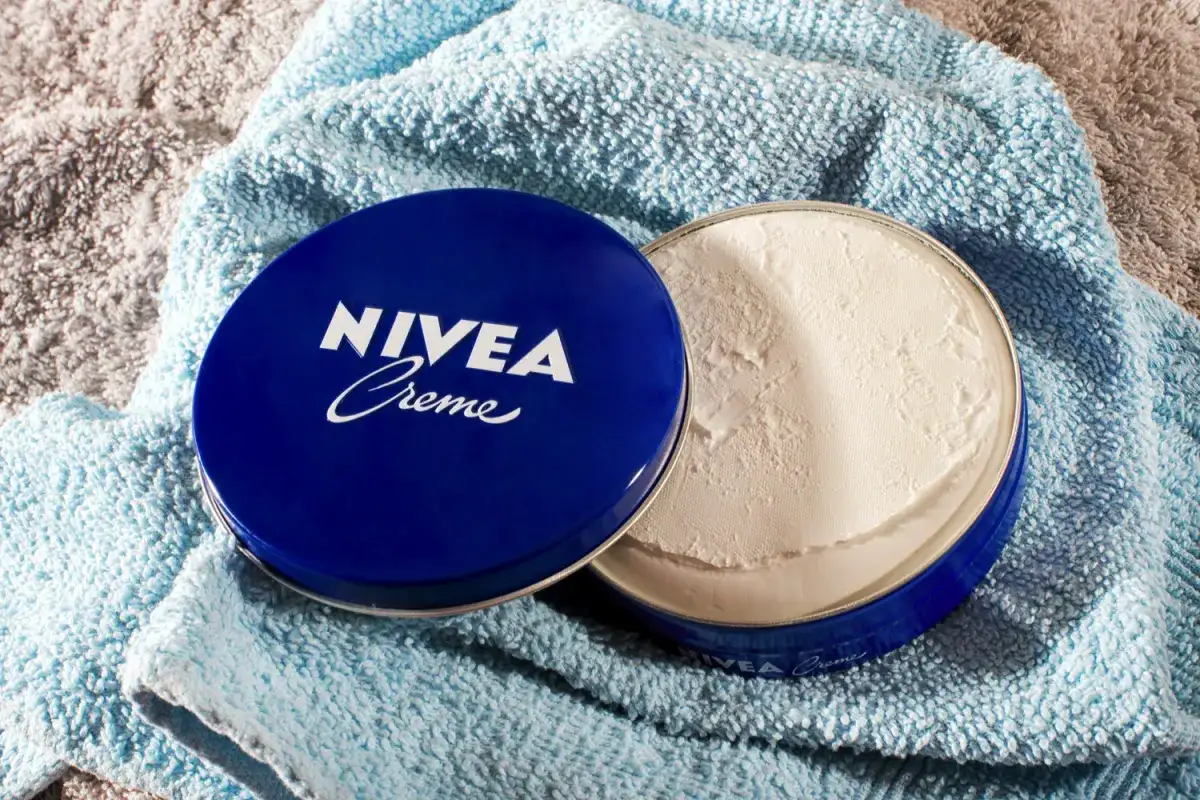 Expert în sănătatea părului susține că crema Nivea din borcanul albastru poate fi folosită ca mască hidratantă pentru păr