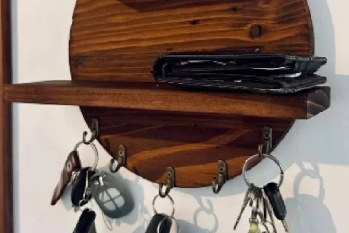 Cu doar câteva bucăți de lemn reciclat: creează o etajeră superbă care pare cumpărată din magazin