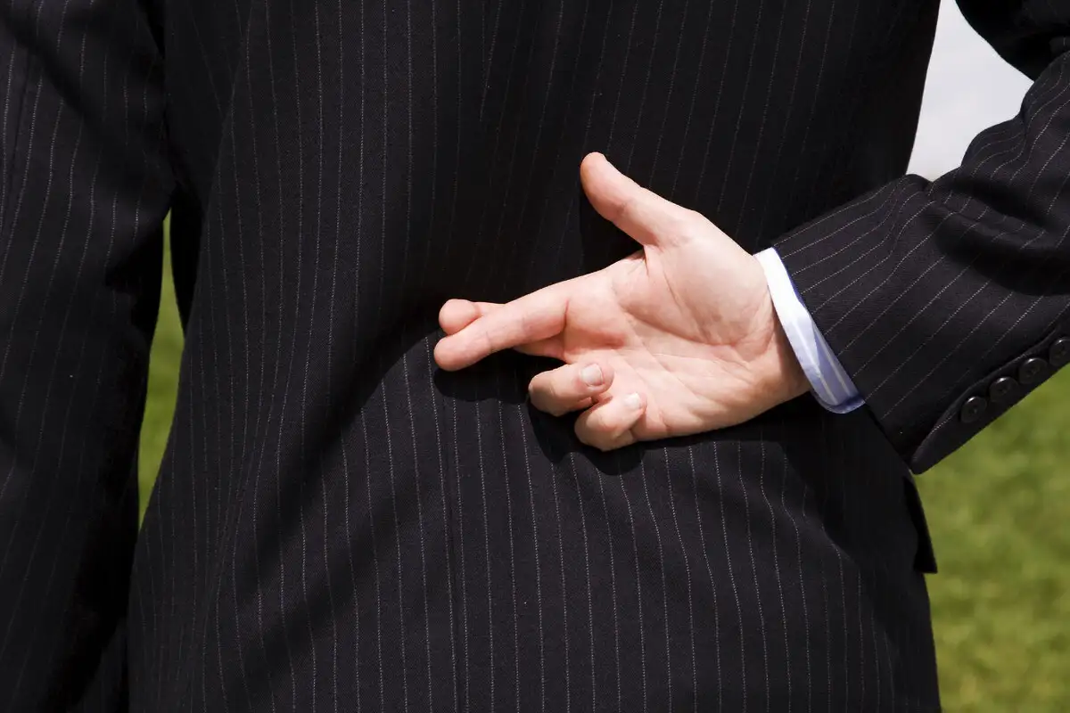 Cum să recunoști când cineva te minte: 10 semne ale limbajului corporal