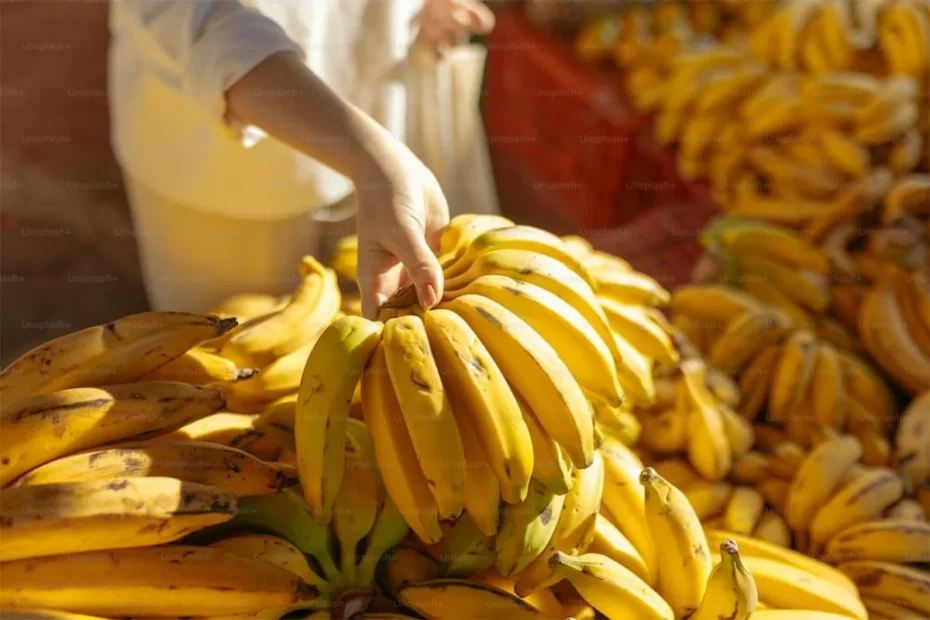 Cum să păstrezi bananele proaspete mai mult timp: trucul simplu care le împiedică să se înnegrească