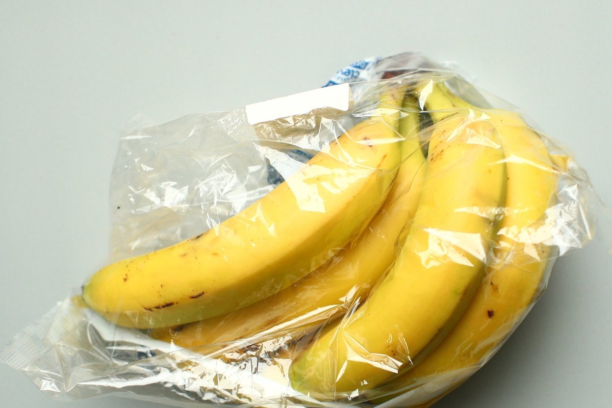 Cum să păstrezi bananele proaspete mai mult timp: trucul simplu care le împiedică să se înnegrească