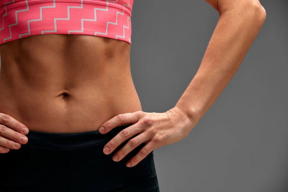 Fără să ieși din cameră sau să cheltuiești pe sală: rutina de exerciții care te ajută să obții un abdomen plat, fără grăsime sau piele flască