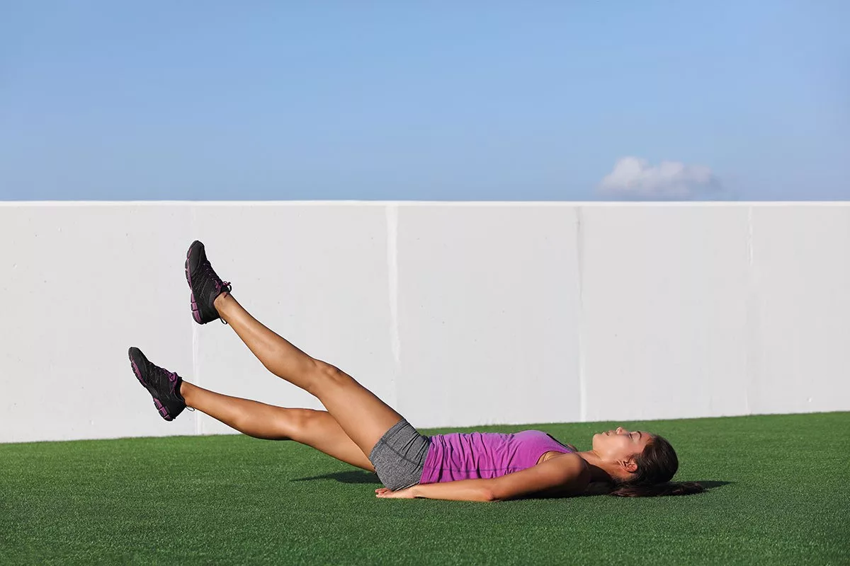 Fără să ieși din cameră sau să cheltuiești pe sală: rutina de exerciții care te ajută să obții un abdomen plat, fără grăsime sau piele flască