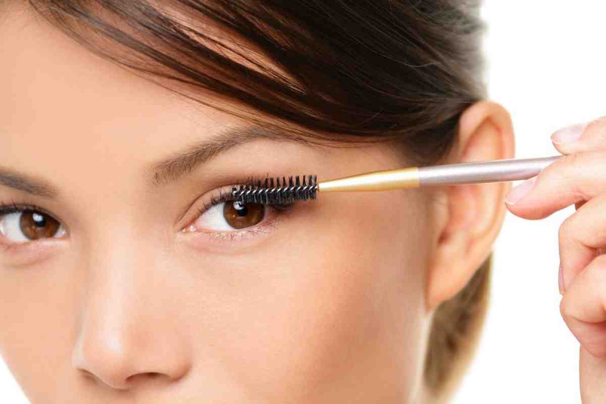 Nici măsline, nici floarea-soarelui: acesta este cel mai bun ulei pentru a-ți face genele să crească natural