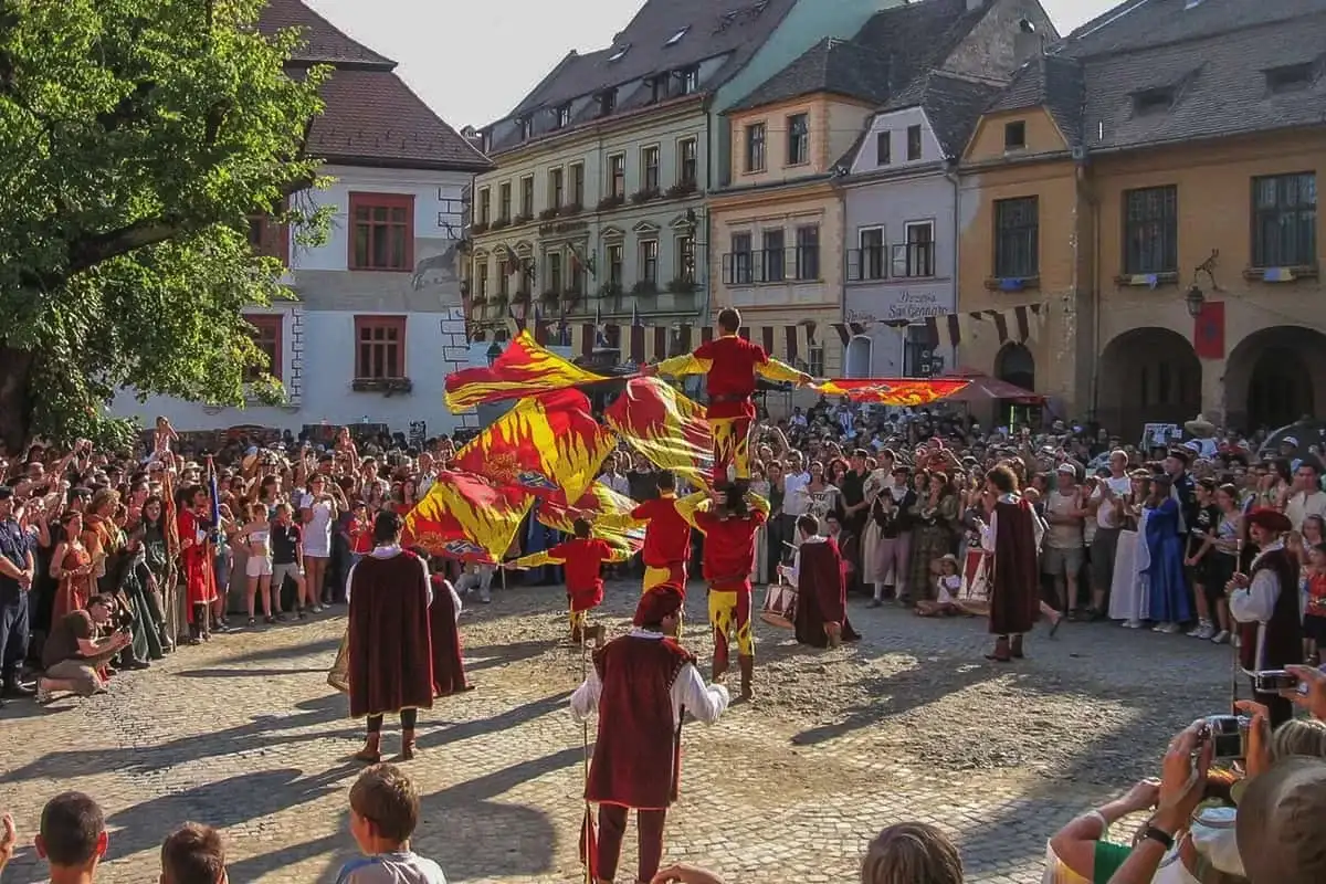 De ce Festivalurile din România Sunt un Must-Visit pentru Spirite Libere?