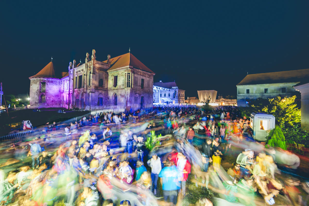 De ce Festivalurile din România Sunt un Must-Visit pentru Spirite Libere?