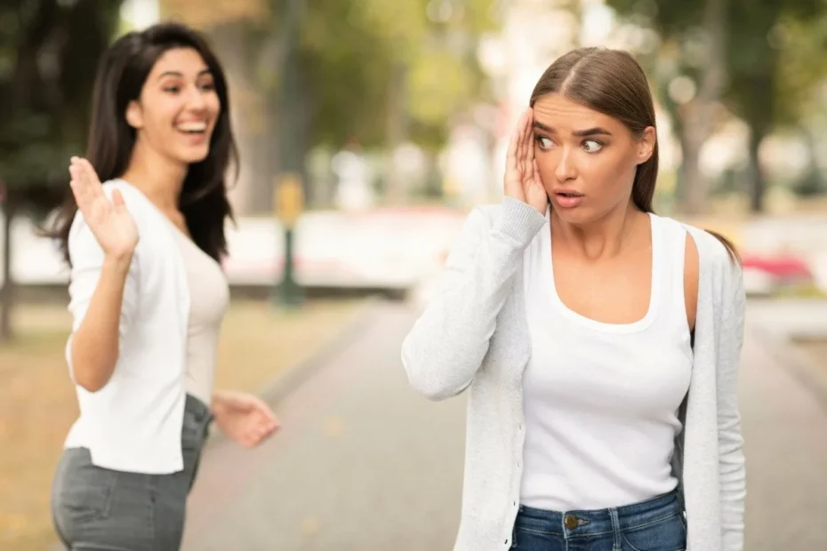 Ce spune despre tine dacă nu saluți când intri într-un loc: Află ce ascunde acest gest!