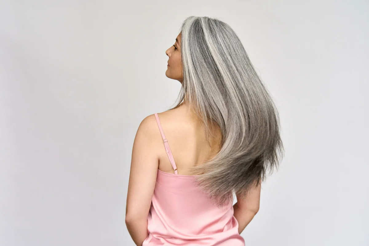 Păr alb cu stil și caracter: Sfaturi și produse recomandate de stiliști pentru un look autentic